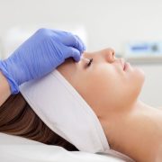 Peeling per la medicina estetica: acidi, azioni e benefici